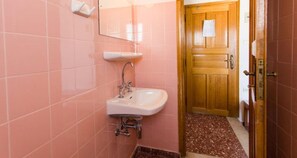 Shower, free toiletries, hair dryer, towels - Pension Mylos (Agios Nikolaos)
