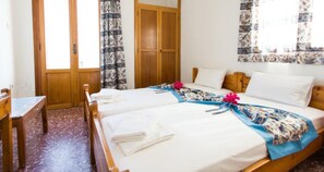 Desk, iron/ironing board, free cots/infant beds, free WiFi - Pension Mylos (Agios Nikolaos)