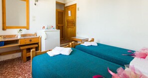 Desk, iron/ironing board, free cribs/infant beds, free WiFi - Pension Mylos (Agios Nikolaos)