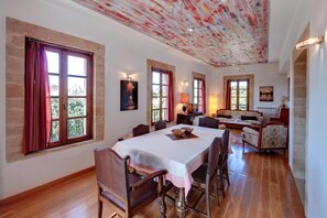 Vila, hot tub (Places in Suspension) | Makan di kamar