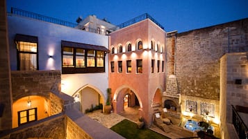 Voorkant accommodatie - avond/nacht
