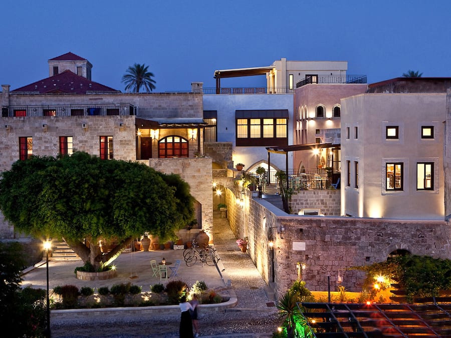 Overnatningsstedets facade – aften/nat