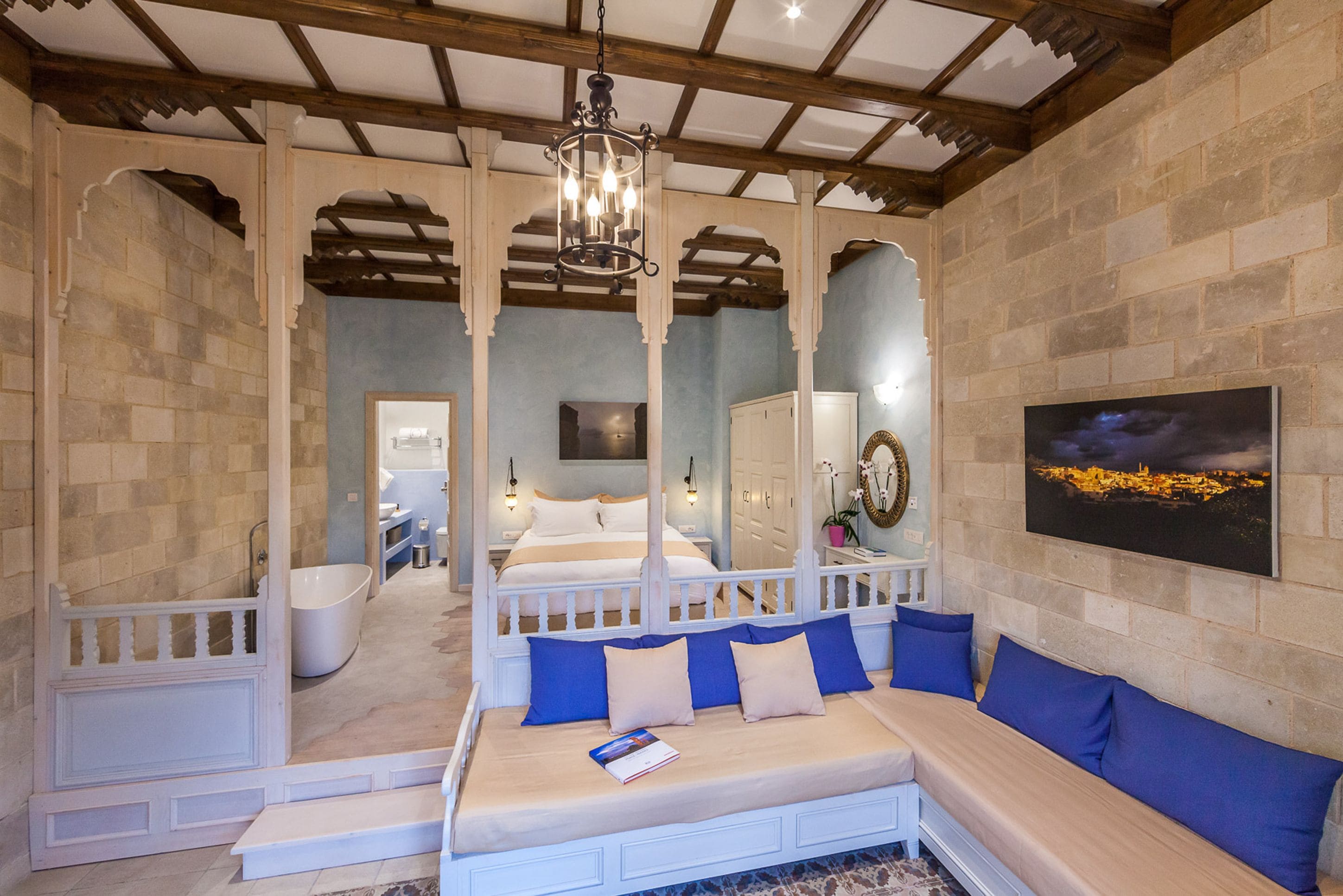 grand suite, hot tub | living area | 32-inch lcd tv with satellite channels, tv, books