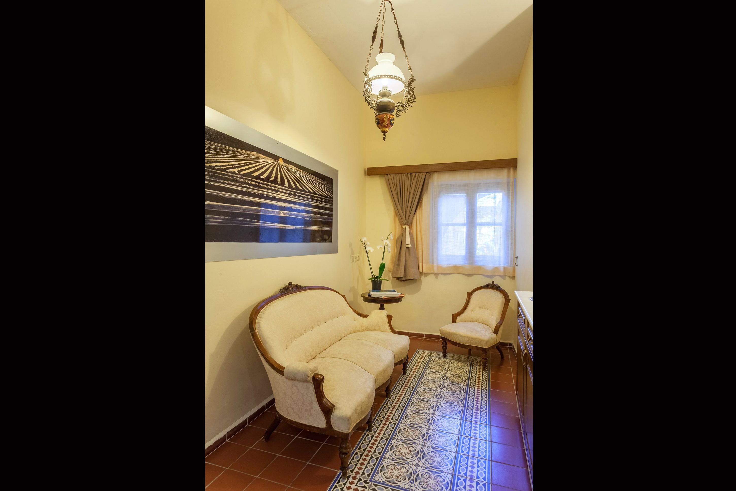 deluxe double room (mediterranean pearls) | living area | 32-inch lcd tv with satellite channels, tv, books