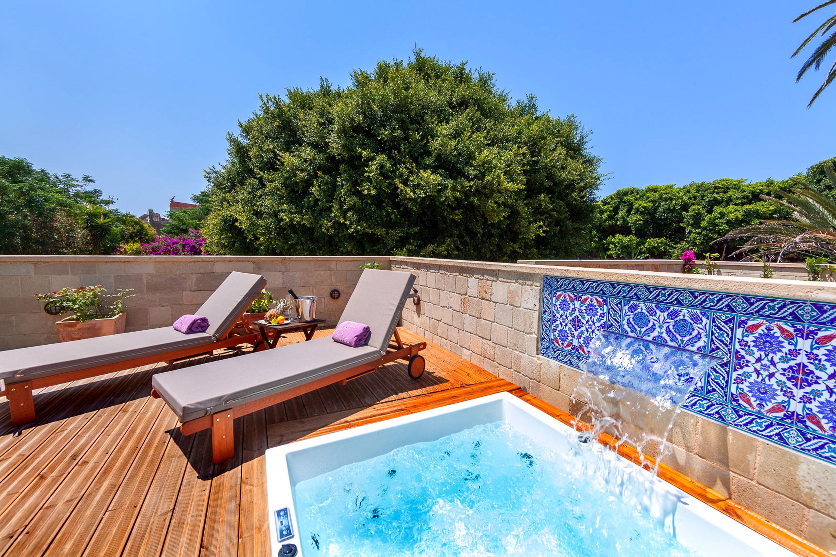 senior suite, hot tub | private spa tub