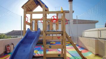 Zona de juegos infantil cubierta
