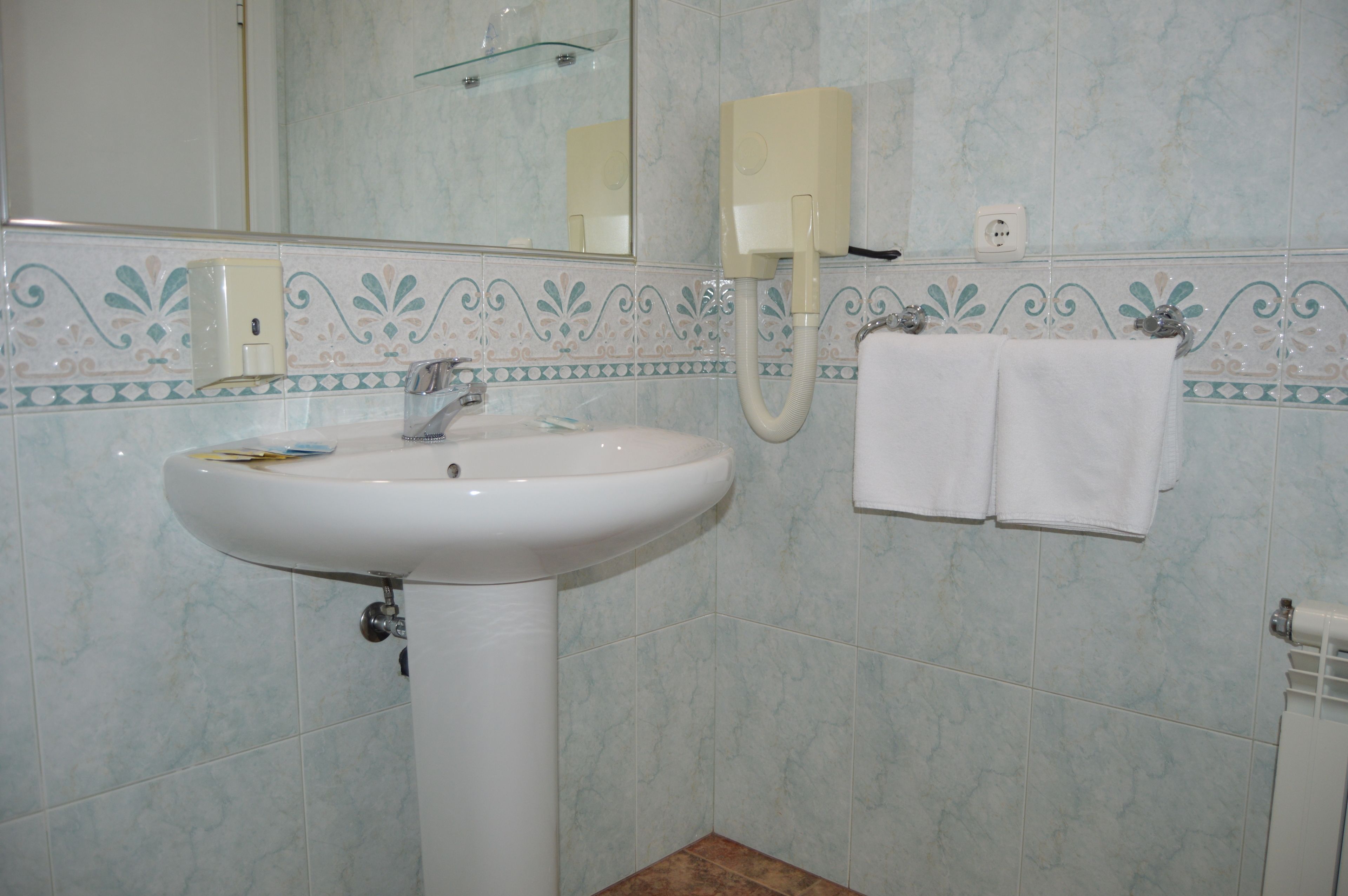 combined shower/bathtub, deep-soaking bathtub, free toiletries