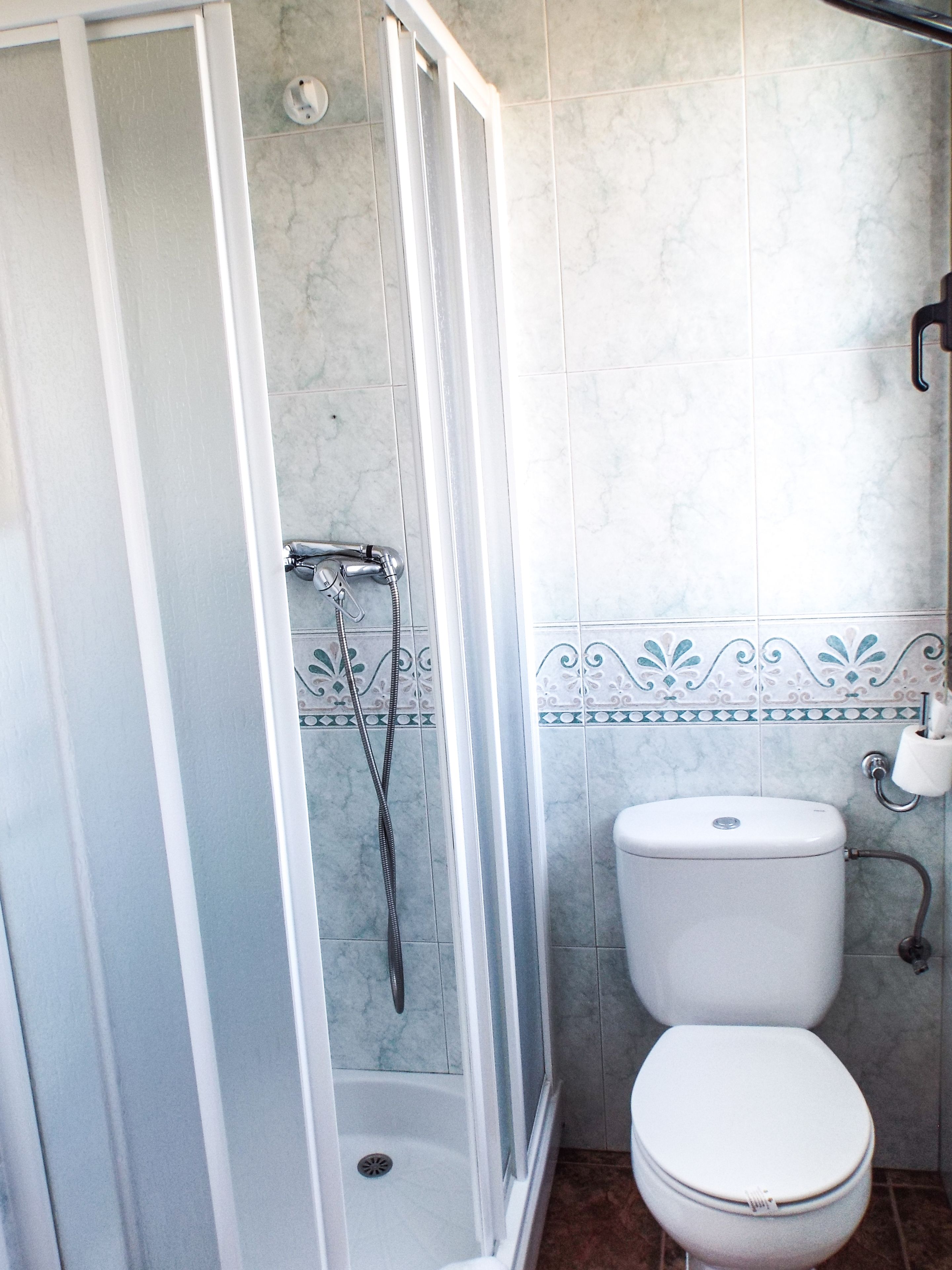 combined shower/bathtub, deep-soaking bathtub, free toiletries