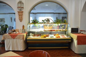 Desayuno continental diario (EUR 4 por persona)