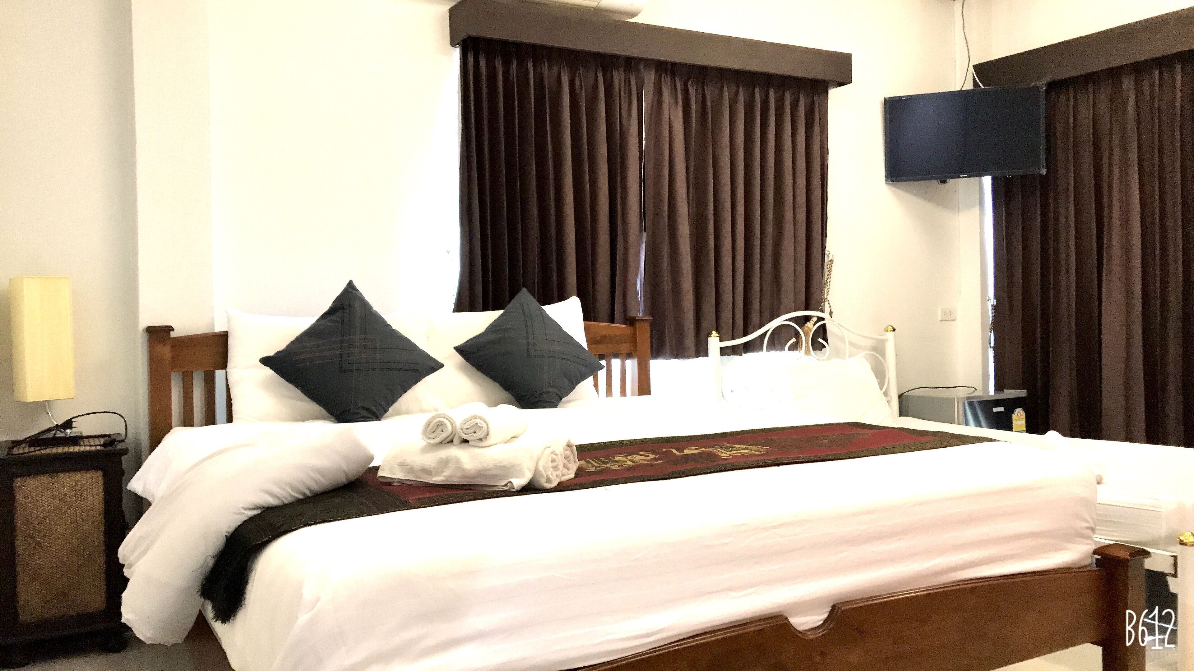 Desk, soundproofing, free WiFi