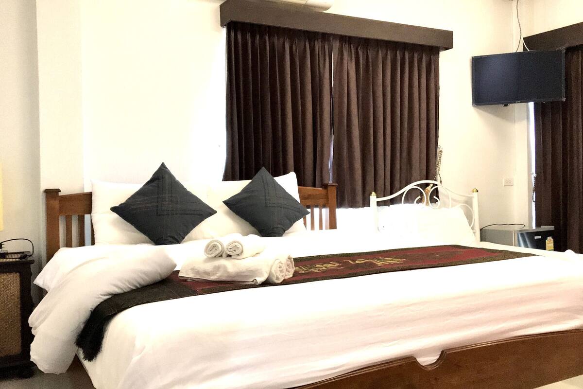 Desk, soundproofing, free WiFi