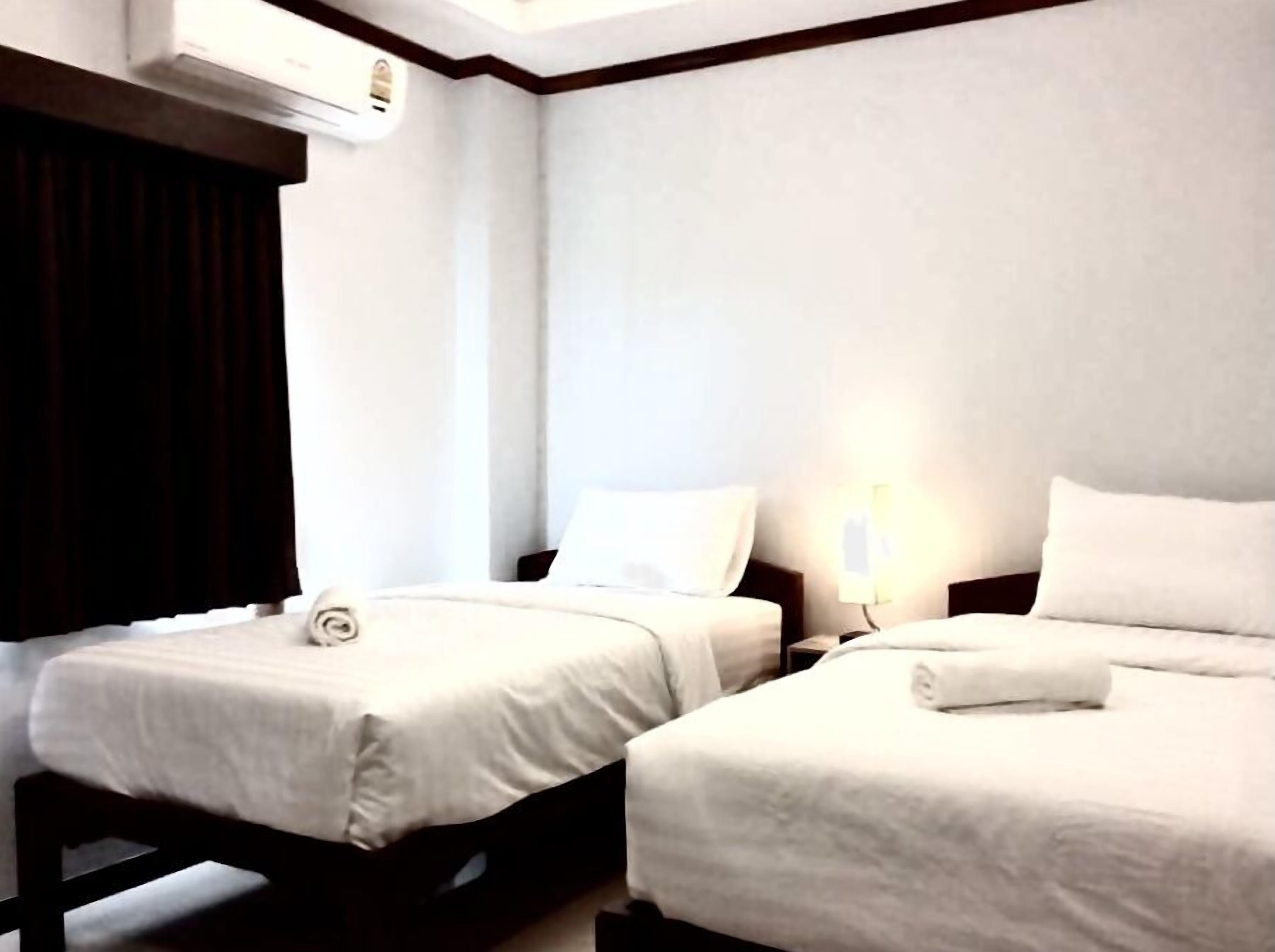 Desk, soundproofing, free WiFi