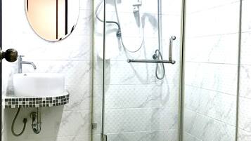 Chuveiro, toalhas de banho, shampoo