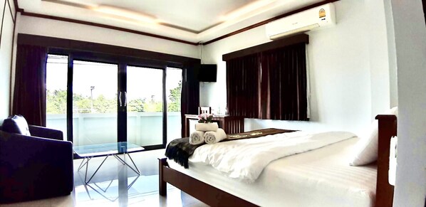 Desk, soundproofing, free WiFi