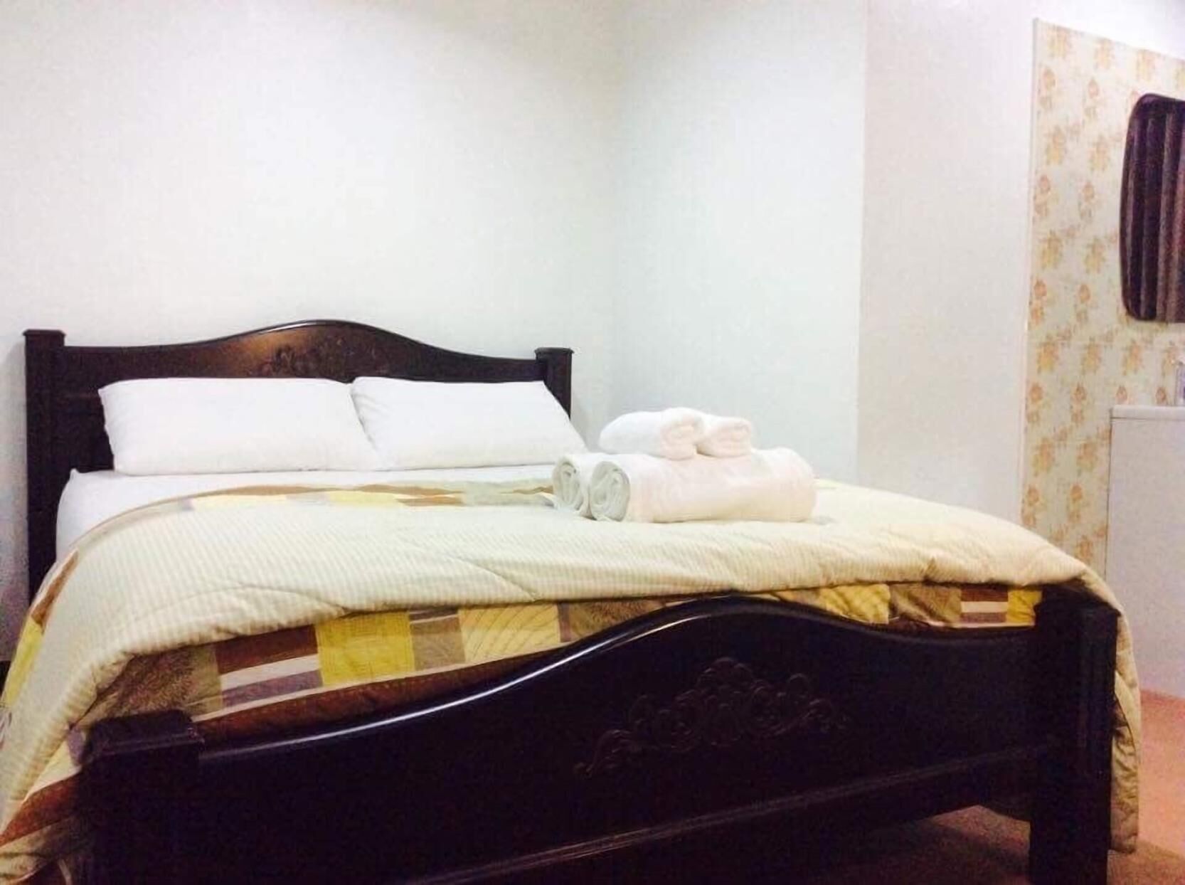 Desk, soundproofing, free WiFi