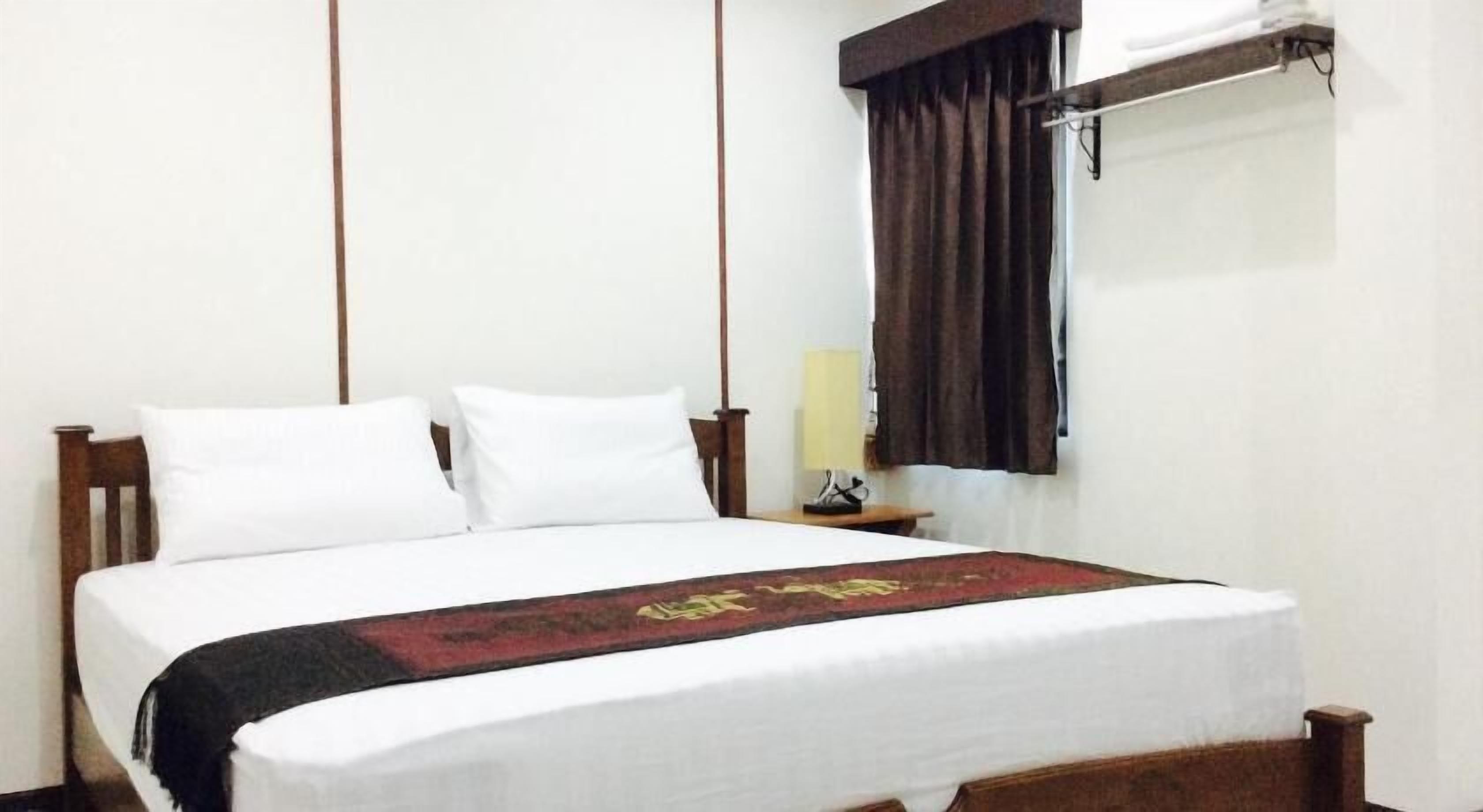 Desk, soundproofing, free WiFi