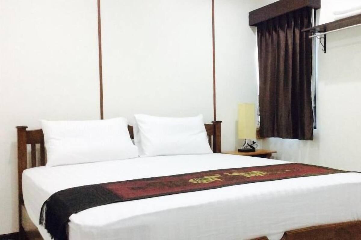 Desk, soundproofing, free WiFi