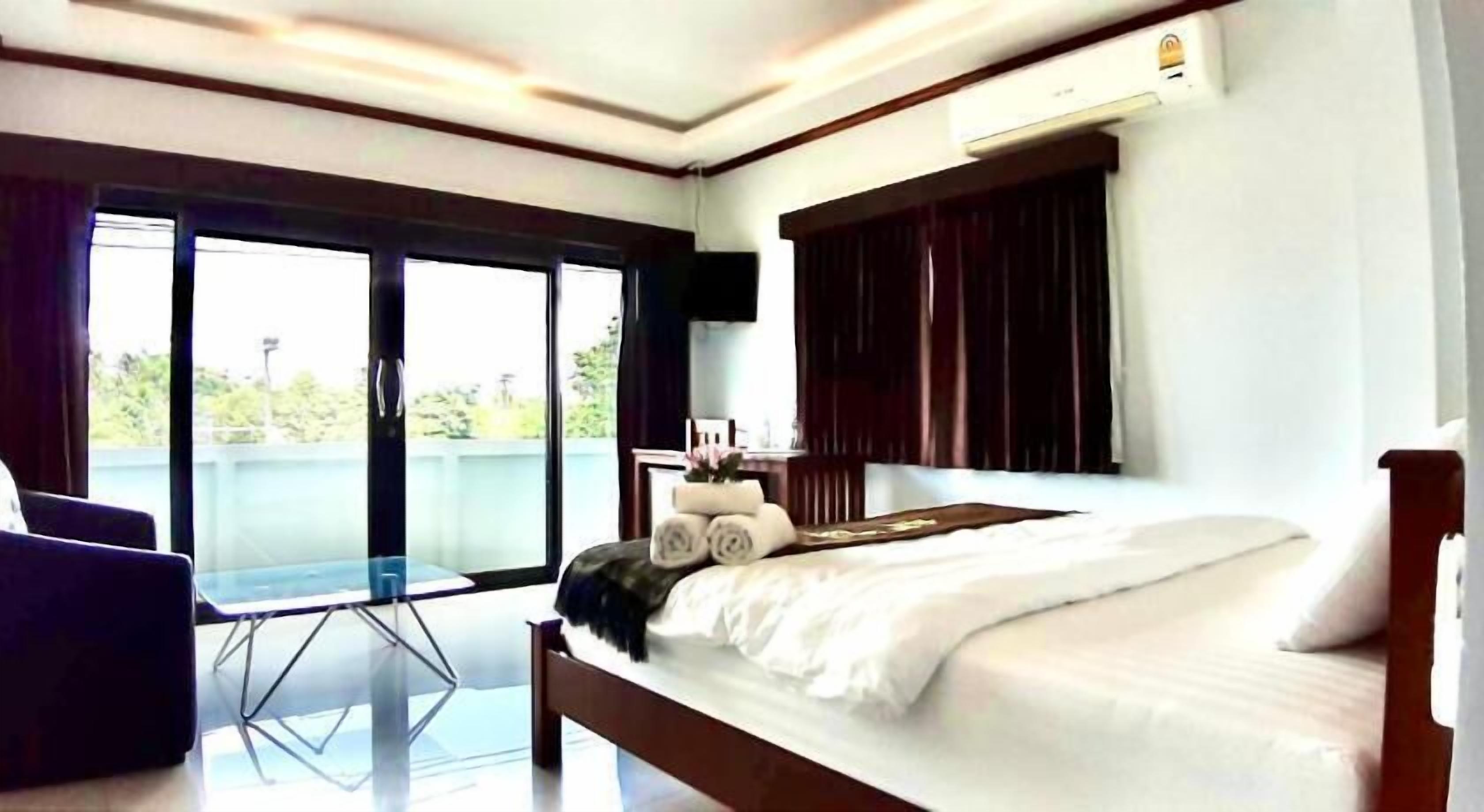 Desk, soundproofing, free WiFi