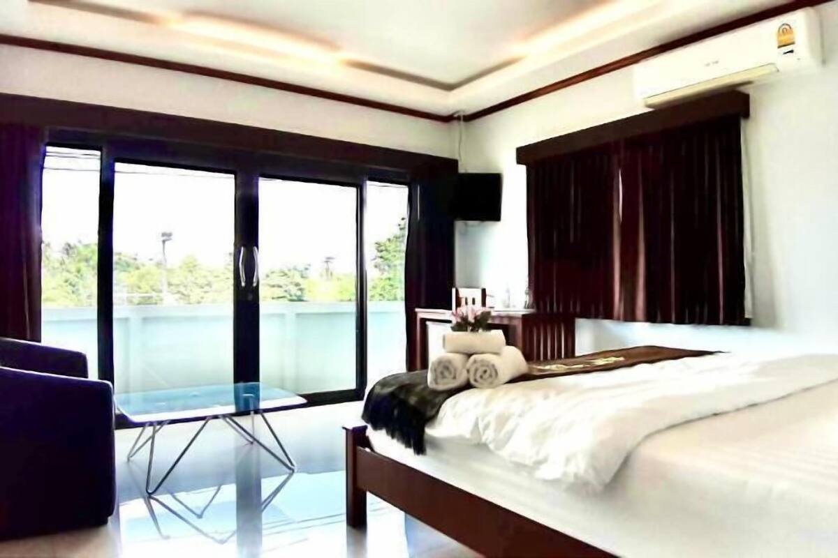 Desk, soundproofing, free WiFi