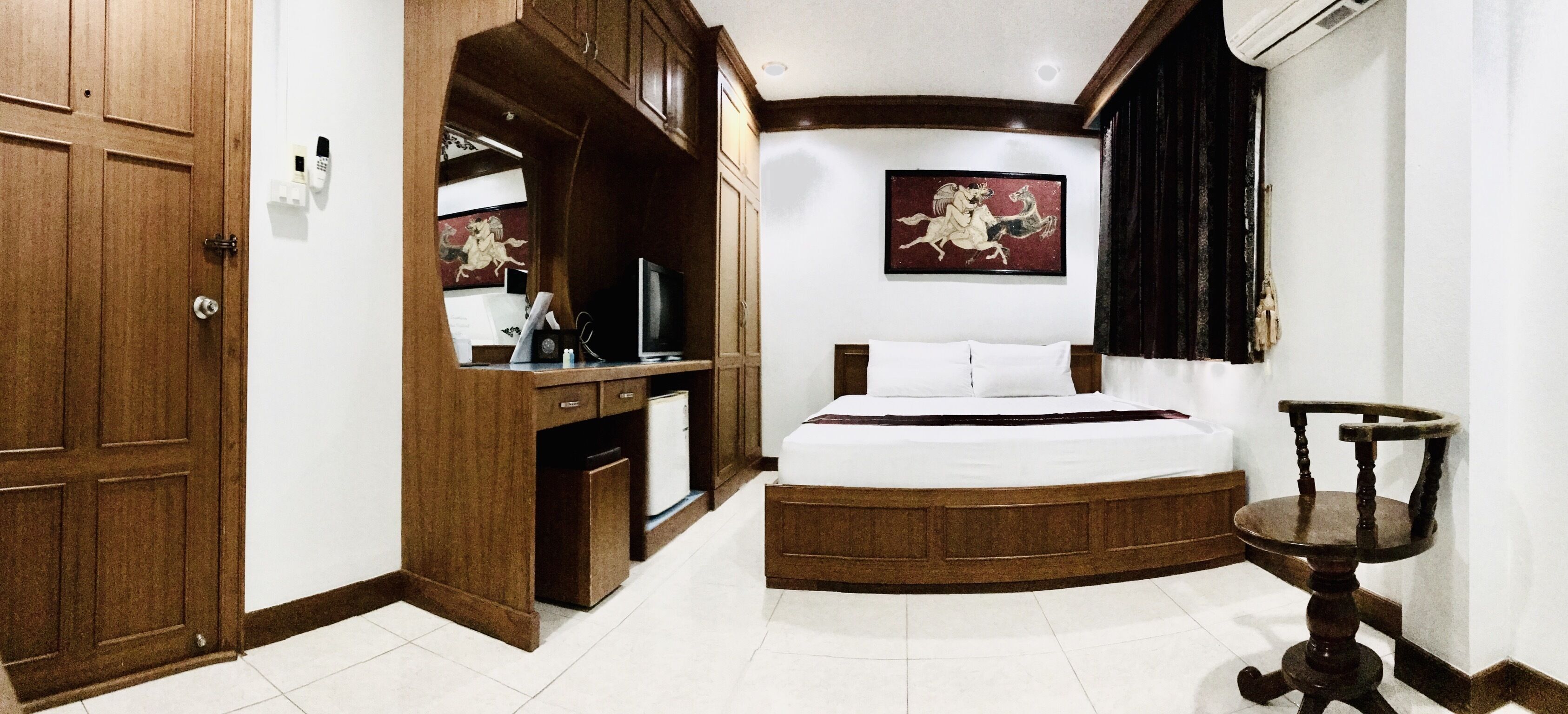 Desk, soundproofing, free WiFi