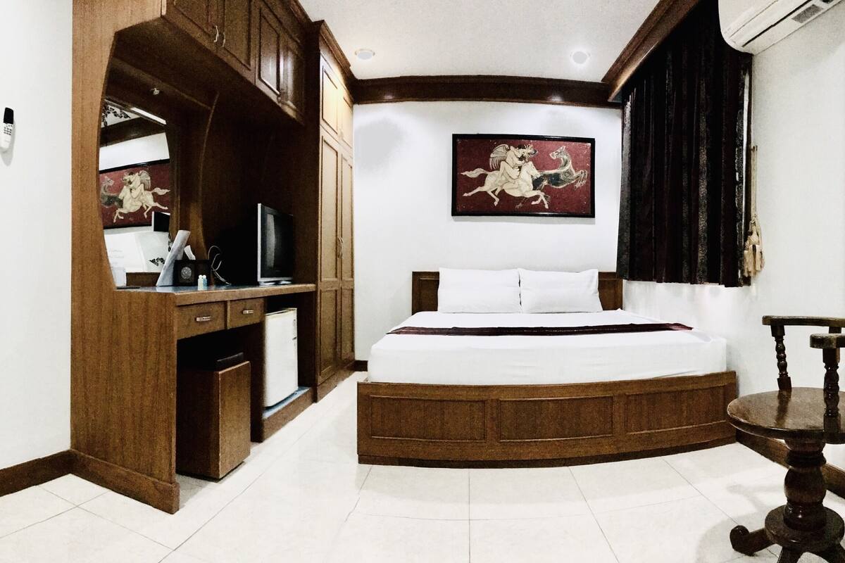 Desk, soundproofing, free WiFi