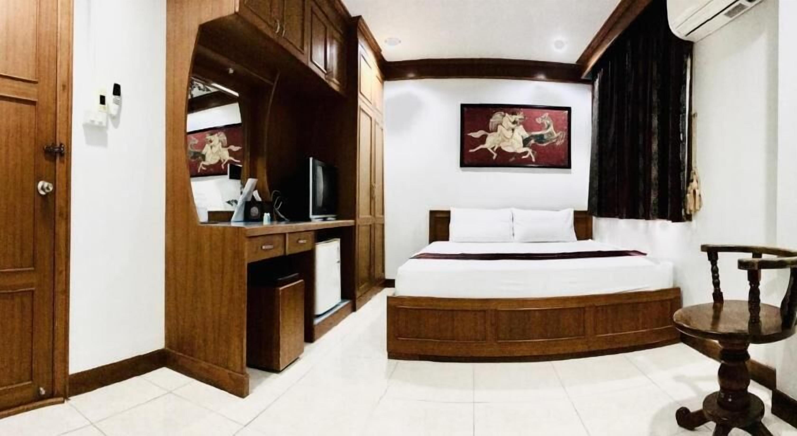 Desk, soundproofing, free WiFi