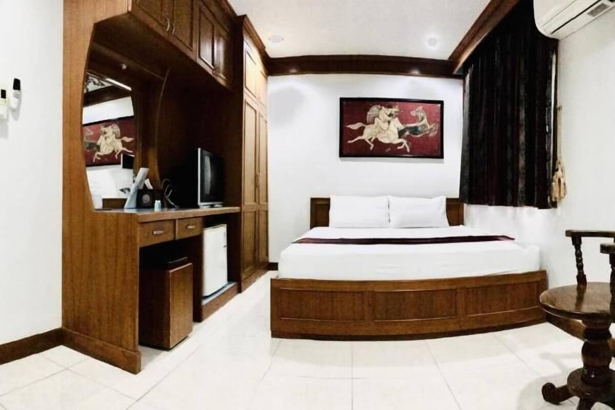 Desk, soundproofing, free WiFi