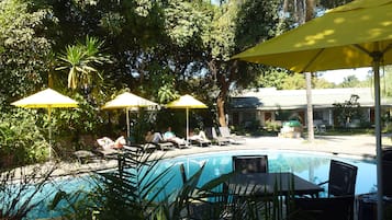 Piscine extérieure, parasols de plage, chaises longues