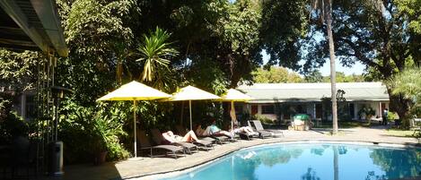 Piscina externa, guarda-sóis, espreguiçadeiras