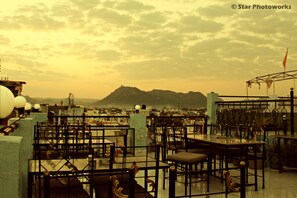 Outdoor dining - Hotel Hanuman Ghat (Udaipur)