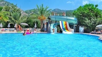 2 albercas al aire libre, sombrillas en la alberca y camastros