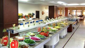 Se sirven desayunos, comidas y cenas con mesas al aire libre