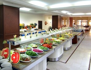 Serveert ontbijt, lunch, diner, openlucht dineren