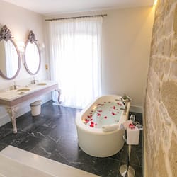 Suite Luxury | Bagno | Vasca e doccia separate, vasca da bagno a immersione totale