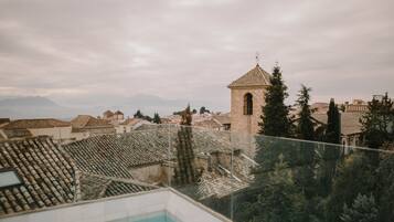 Een seizoensgebonden buitenzwembad, parasols voor strand/zwembad