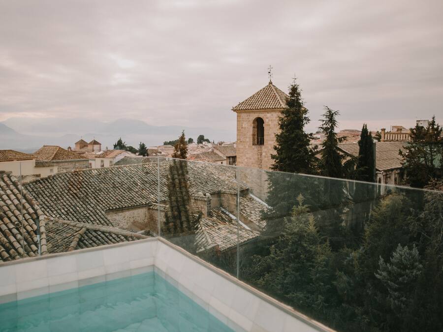 Una piscina al aire libre de temporada, sombrillas