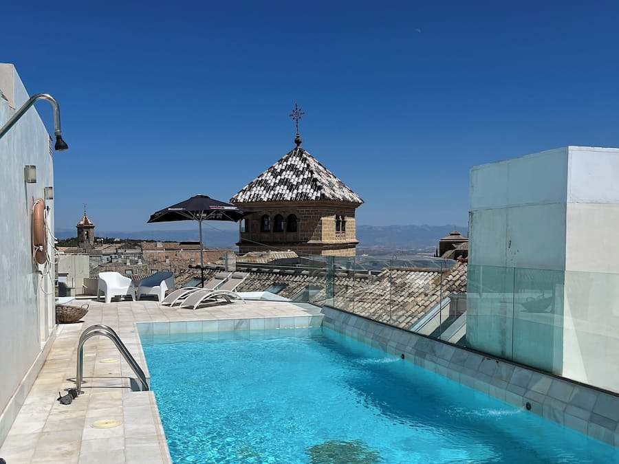 Piscine extérieure (ouverte en saison), parasols de plage