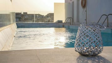 Seasonal outdoor pool, pool umbrellas, sun loungers