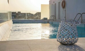 Seasonal outdoor pool, pool umbrellas, sun loungers - Hotel Palacio de Úbeda 5 G.L. (Úbeda)