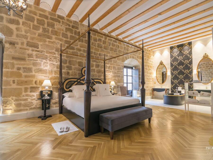 Premium Suite | Egyptian cotton sheets, premium bedding, down duvets, minibar