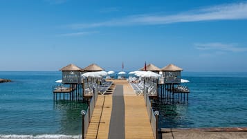 Privat strand, strandtelt (inkludert), solsenger og parasoller