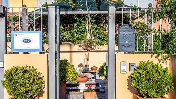 Vista frontal de la propiedad