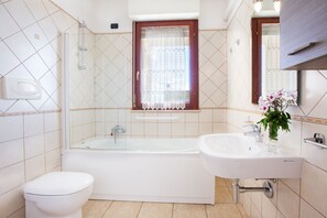 Comfort Double Room, 1 Katil Raja (King), Non Smoking, Courtyard View | Bilik Mandi | Gabungan pancuran/tab mandi, kelengkapan dandanan diri percuma 