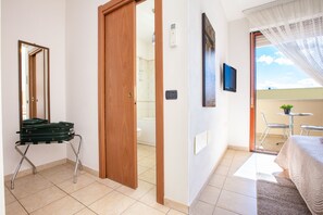 Doppia Comfort, 1 letto king, non fumatori, vista cortile | 3 camere, lenzuola Frette, biancheria da letto di alta qualità