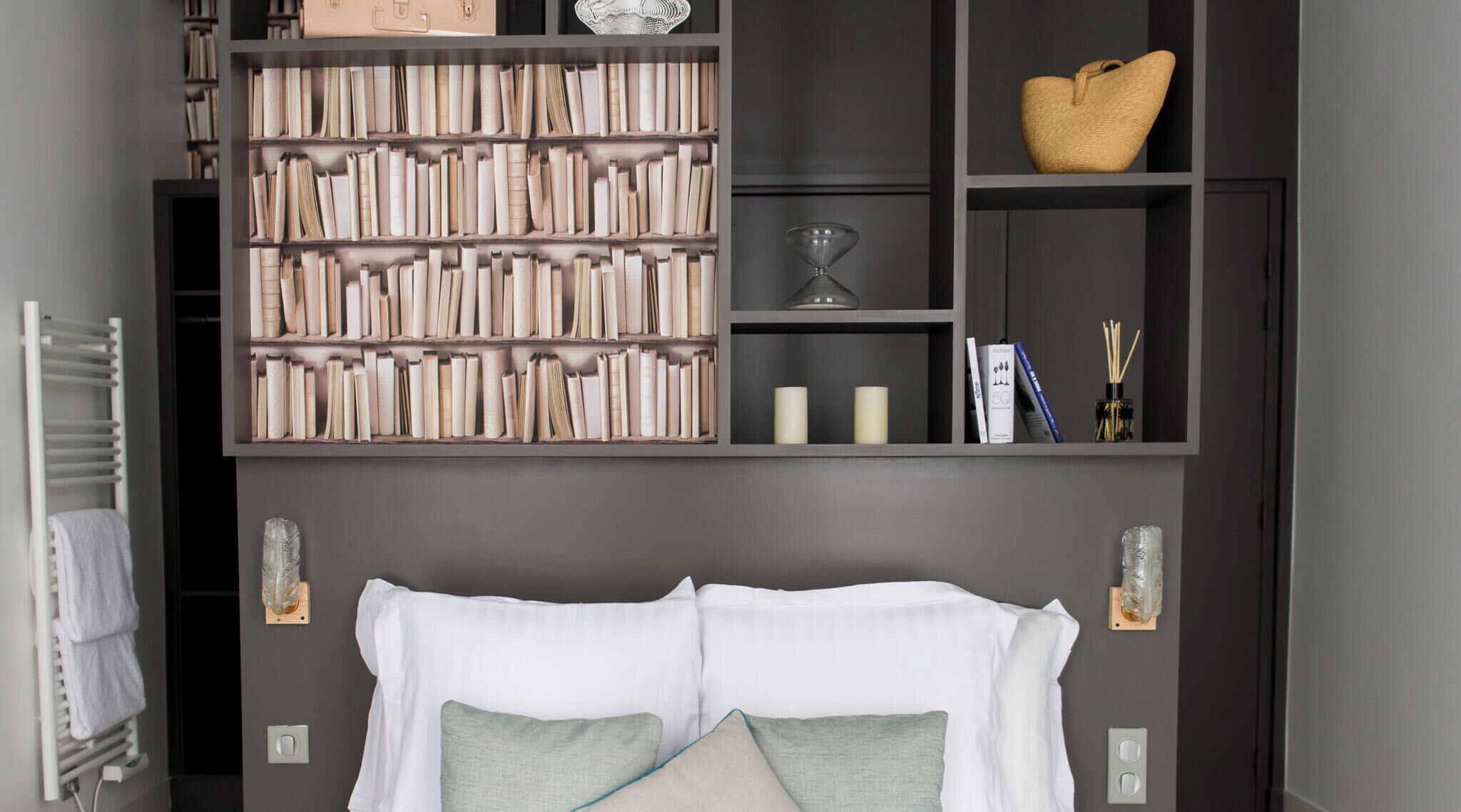 Superior dubbelrum | Sängtillbehör av högsta kvalitet och värdeförvaringsskåp på rummet