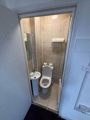 Shower, free toiletries, hair dryer, towels - Golden Star Hotel (London)