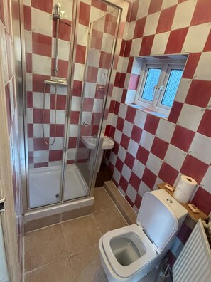 Standard Double Room, 1 Double Bed | Bathroom | Shower, free toiletries, hair dryer, towels - Golden Star Hotel (London)