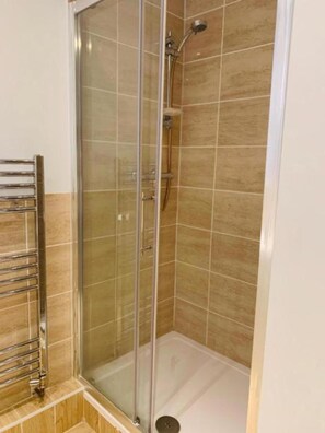 Douche, articles de toilette gratuits, sèche-cheveux