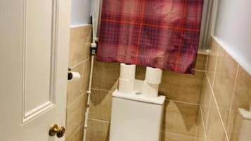 Quarto casal standard, 1 cama de casal | Banheiro | Chuveiro, produtos de toalete grátis