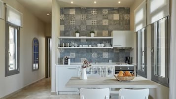 Villa, alberca privada, vista al mar | Cocina privada | Refrigerador, cafetera de espresso y tetera eléctrica